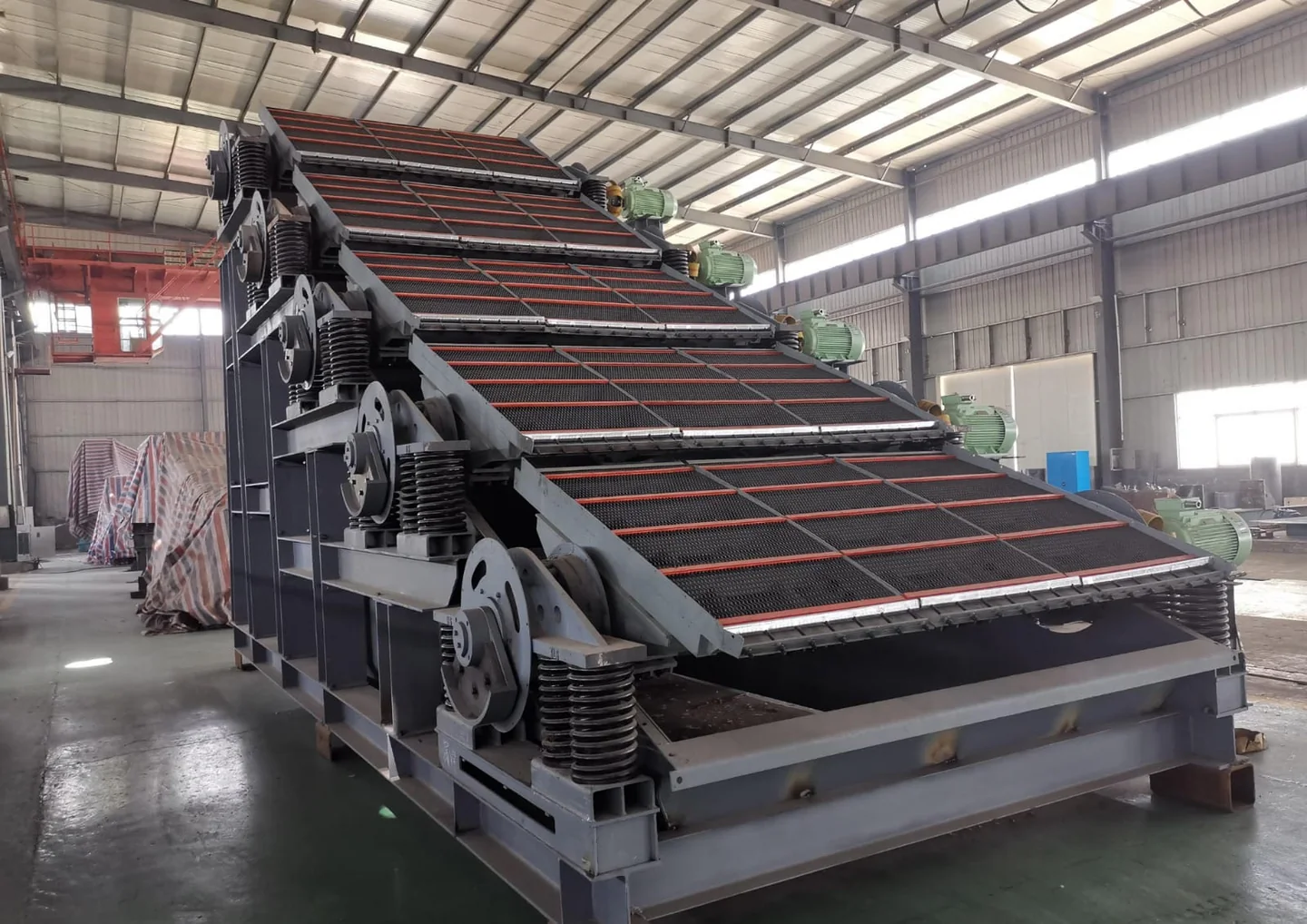 Peneira industrial de múltiplos níveis em ambiente de fabricação