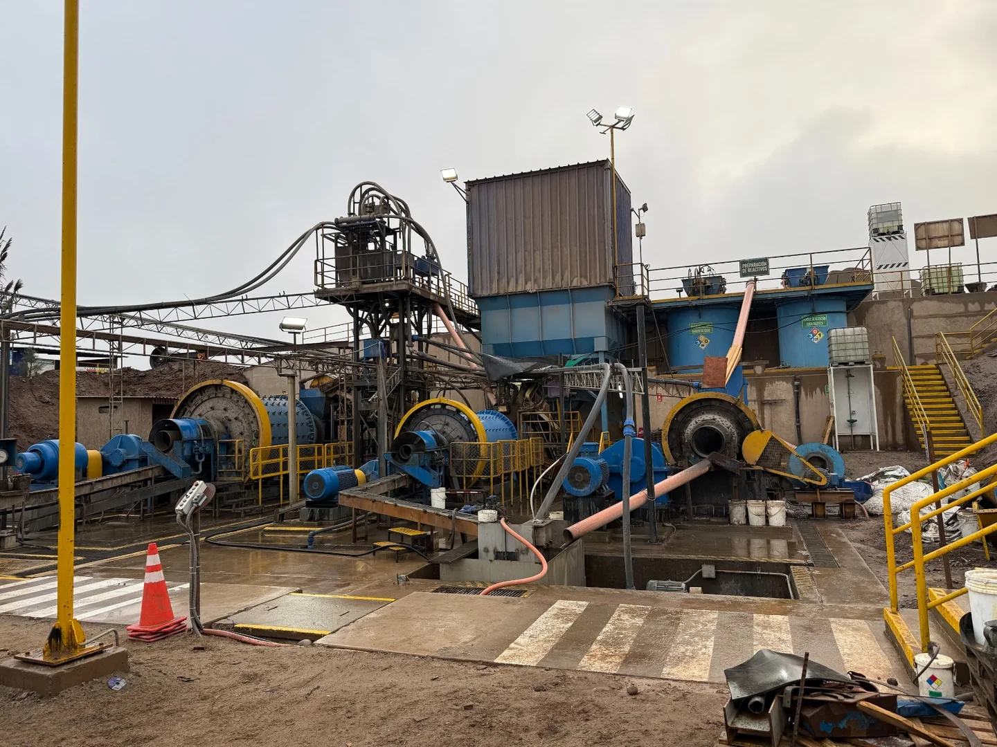 Planta de processamento mineral com moinhos e sistemas integrados